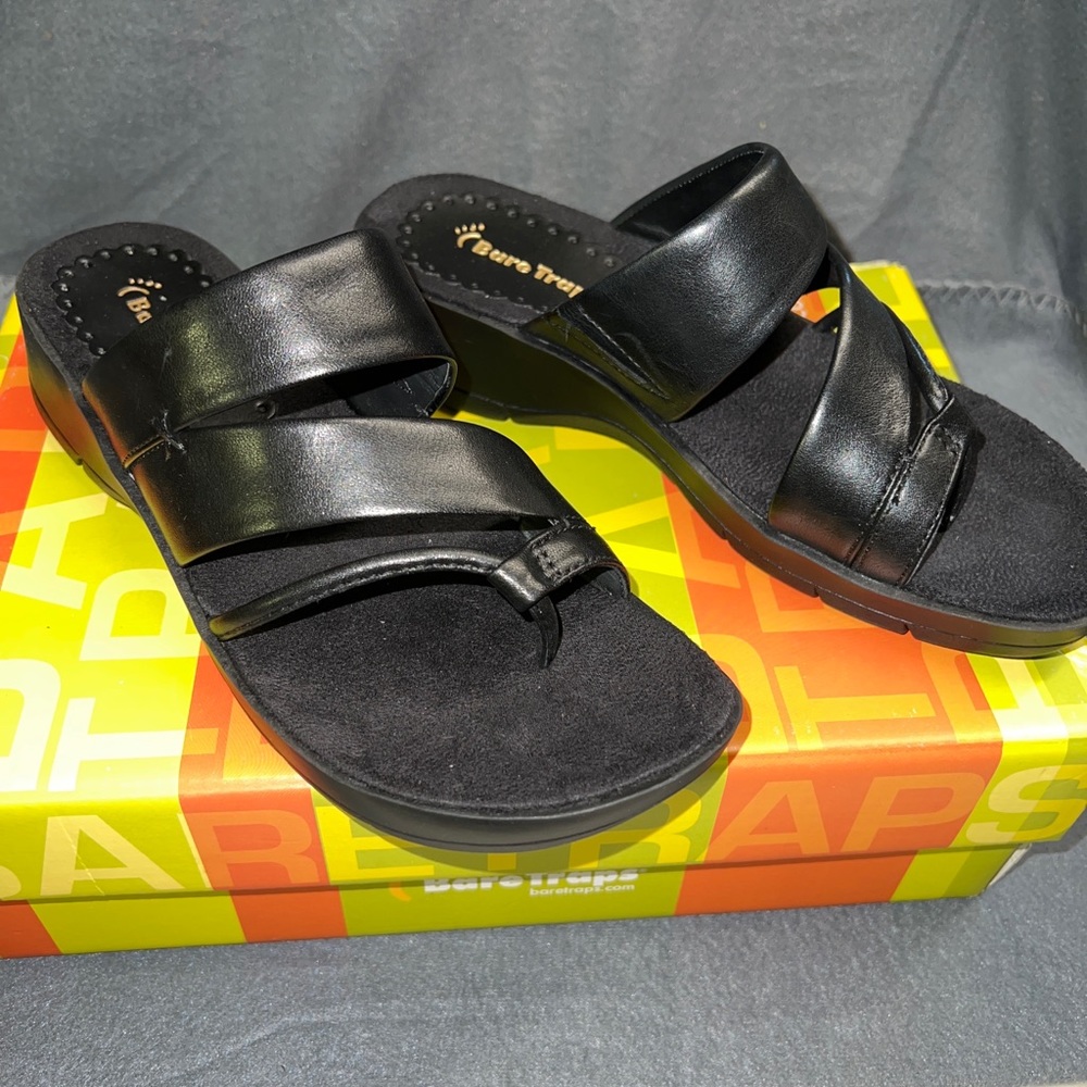 Bear Trap Womens Black Leather Sandals size 6 M
